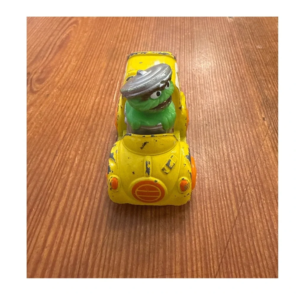 Vintage 1982 Hasbro Sesame Street Oscar the Grouch Diecast Garbage Truck Toy
